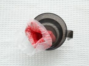 9、巧克力装入裱花袋或者高一些的容器，隔水融化成液态。杏仁脆片掰成碎片。