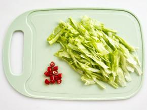 小米椒切成小圈，圆生菜切成丝。
