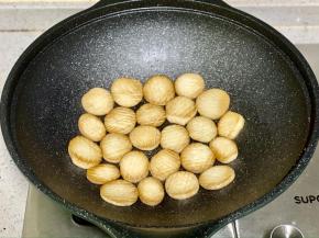 起锅少油文火煎制杏鲍菇，煎至两面金黄；