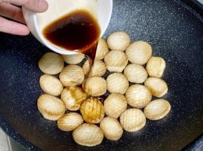 倒入酱汁，小火翻炒收汁；