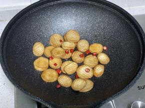 汤汁收干后，撒上小米椒圈。