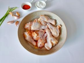 准备鸡小腿，葱姜蒜，辣椒粉，面粉。