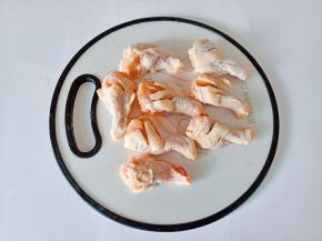 鸡腿正反面各划两下，便于入味。