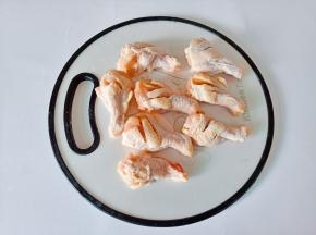 鸡腿正反面各划两下，便于入味。