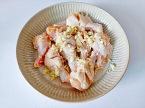 把鸡腿放入容器里，加入姜蒜末。