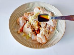 加入生抽两勺。