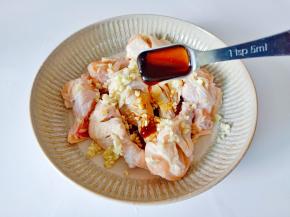 加入蚝油两勺。