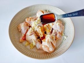 加入蚝油两勺。