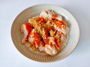 放入辣椒粉，十三香，盐。