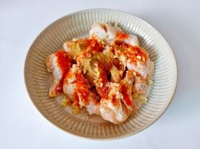 放入辣椒粉，十三香，盐。