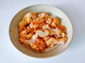 带上手套抓拌均匀，腌制2~3小时。