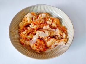 带上手套抓拌均匀，腌制2~3小时。