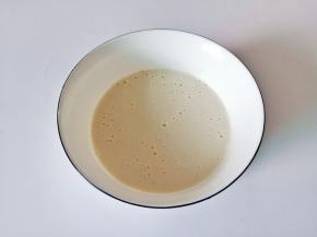 中筋面粉加盐，清水调成糊状。