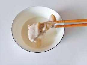 把鸡腿裹上一层面糊。