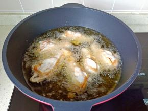 锅里多放一点油，用筷子试一下，筷子周围冒小泡就可以放鸡腿炸了【全程开中火炸】