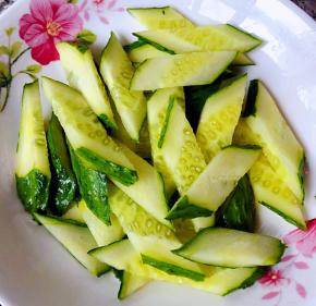 黄瓜洗净沥干水份同样切成马蹄片