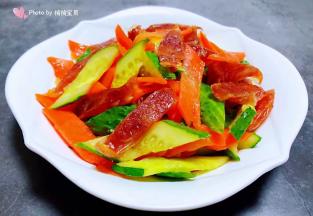 美味可口的黄瓜胡萝卜炒腊肠装入盘中就大功告成了