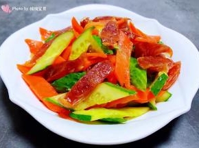美味可口的黄瓜胡萝卜炒腊肠装入盘中就大功告成了