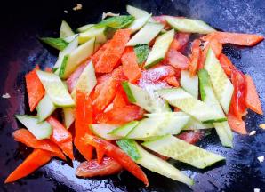 放入黄瓜片同时放入盐和味精改成小火翻炒