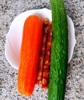 准备原材料黄瓜、胡萝卜、腊肠