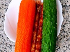 准备原材料黄瓜、胡萝卜、腊肠