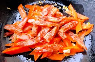 放入腊肠炒出香味冒油