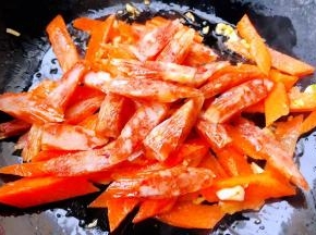 放入腊肠炒出香味冒油