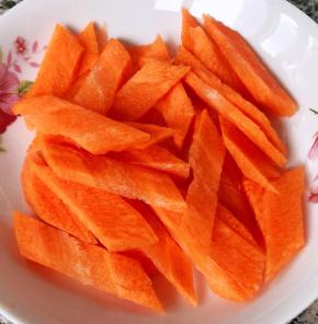 胡萝卜去皮洗净切成马蹄片