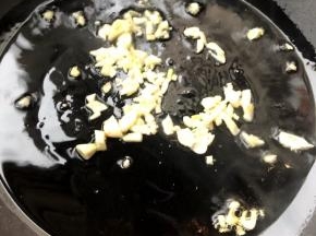 锅中倒入底油加热放入蒜粒爆香