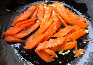 放入胡萝卜大火快速翻炒至断生