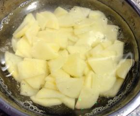 土豆切片放入清水中浸泡一会儿去除多余淀粉