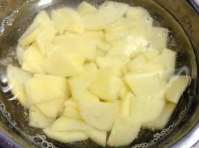 土豆切片放入清水中浸泡一会儿去除多余淀粉