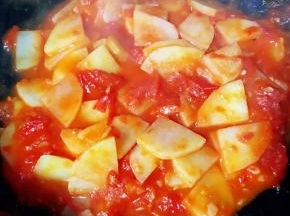 炒至西红柿土豆完全入味粘稠时即可