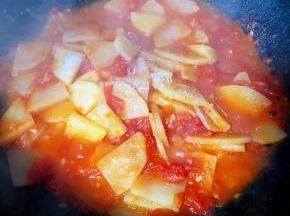 喜欢吃土豆面一些可以添加少许清水微微炖一下同时放入盐和味精