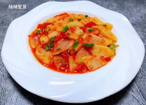 西红柿炒土豆片装入盘中就大功告成了