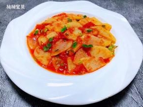 西红柿炒土豆片装入盘中就大功告成了