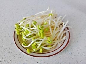 把豆芽的根择一下。