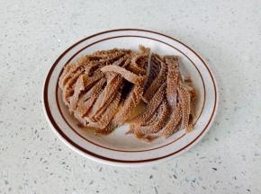 毛肚清洗干净切成条。