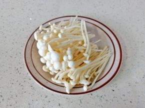 金针菇清洗好以后对半切开。