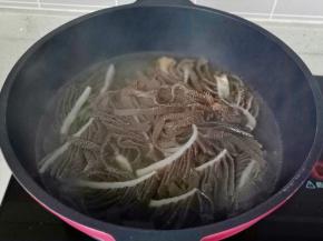 锅里水开放料酒下毛肚焯水一分钟。
