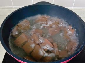 再放入鸭血焯水一分钟捞出。