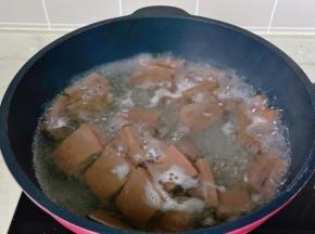 再放入鸭血焯水一分钟捞出。