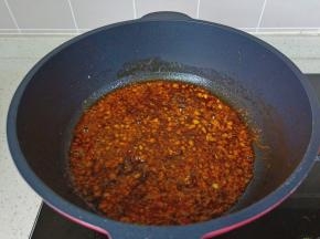 锅里放蒜泥，火锅底料小火炒香。