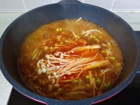 放入金针菇，煮熟的豆芽，金针菇捞出放入盘子里。