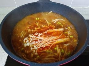 放入金针菇，煮熟的豆芽，金针菇捞出放入盘子里。