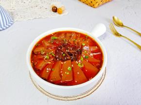 豆芽金针菇铺底，鸭血围边，毛肚发中间，放上蒜泥，葱花，辣椒粉，芝麻淋上热油。