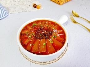 豆芽金针菇铺底，鸭血围边，毛肚发中间，放上蒜泥，葱花，辣椒粉，芝麻淋上热油。