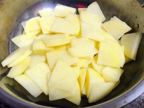 泡好的土豆片冲洗几遍洗净沥干水份