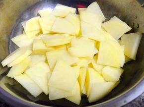 泡好的土豆片冲洗几遍洗净沥干水份