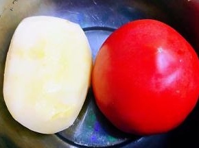 准备原材料西红柿、土豆去皮洗净备用